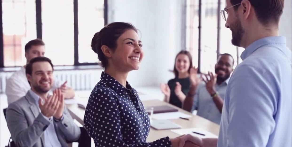 Internationale Studierende arbeiten gemeinsam an Motion Graphics Projekten